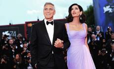 Clooney con Amal sul red carpet, sorrisi e autografi