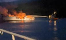 Morte 34 persone su imbarcazione a fuoco - Foto
