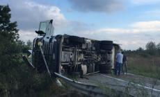Camion dei rifiuti si ribalta: due feriti