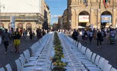 Gusto e solidarietà nel cuore della città: la Cena dei Mille è... servita (Le foto)