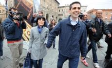 Lady Pizzarotti difende la Raggi: "Coraggio"