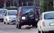 Scuola Don Milani, sosta selvaggia e appello dei residenti ai genitori