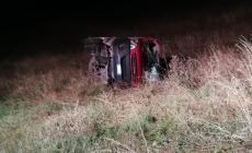 Neviano, camion del latte si ribalta: muore 37enne, feriti un ragazzo e un bimbo