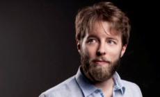 Insulti allo spettacolo sui migranti, biglietti gratis agli hater