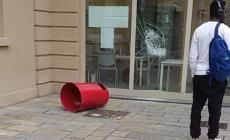 Vandali al Centro per l'impiego