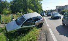 Tamponamento: auto finisce nel fosso