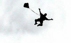 Si getta nel vuoto per salvarla, morti 2 Base jumper