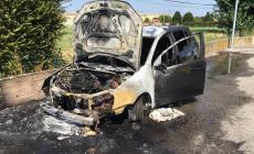 Tangenziale nord: si ferma per fare rifornimento ma l'auto prende fuoco