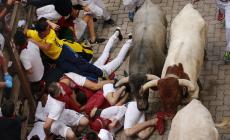 Spagna: uomo incornato da un toro in strada