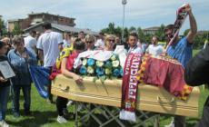 Campo sportivo pieno per l'addio a Nicolas