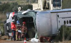 Bus ribaltato, strage di studenti: il giudice archivia l'inchiesta, i famigliari insorgono 