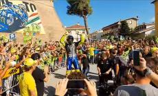 Valentino Rossi in giro per Tavullia fino a Misano con la Yamaha da gara: 'Un sogno diventato realt&agrave;' - Video