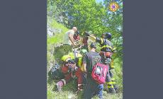 Fungaiolo scivola nel greto di un fossato e si ferisce: recuperato col verricello - Video