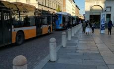 Via Garibaldi, l'Audi parcheggiata nei pressi dell'incrocio blocca una fila di bus