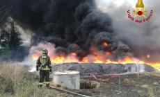 Stato d'emergenza ad Avellino per un incendio in una fabbrica di materie plastiche