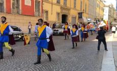 Primo assaggio di Palio tra sbandieratori e tamburi: e la sfida è già lanciata - Video
