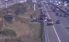 Furgone si ribalta in A1 all'altezza di Fidenza: soccorsi in azione. 4 km di coda