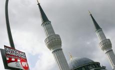 Neonazisti murano una moschea