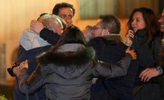 Abbracci e lacrime: il rientro dei due tecnici Bonatti