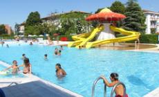 "In piscina consentito ai  musulmani di fare il bagno vestiti?"