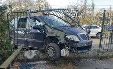 Auto sbanda e resta intrappolata nella cancellata