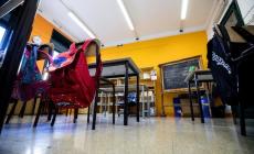 Non può entrare a scuola con le treccine blu, il 13enne le taglia