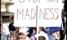 Boris Johnson salta la conferenza per le proteste