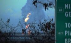 Esplosione in una raffineria Eni nel Pavese: alta colonna di fumo - Video