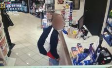 Con la siringa in mano svuota la cassa della farmacia: rapinatore arrestato - Video