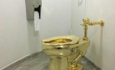 Cattelan, il water a 18 carati all'asta da Sotheby's 