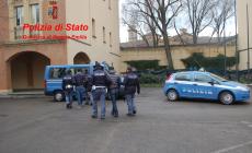 Reggio Emilia, scopre un selfie del figlio minorenne con delle armi e lo denuncia