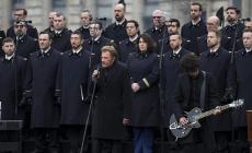 Charlie Hebdo: scoperta lapide: E folla commossa mentre canta Hallyday
