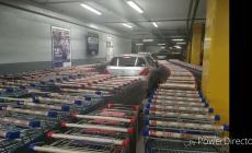 Lascia l'auto nello spazio carrelli del supermercato. La vendetta dei commessi - Video