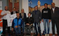 Basket in piedi e in carrozzina sullo stesso campo