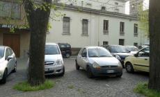 Prende a mazzate un'auto: un ferito