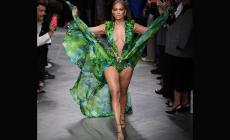 Jennifer Lopez in passerella per Versace: a 50 anni lascia senza fiato - Foto