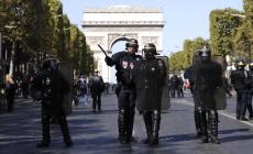 Parigi, i black bloc dirottano la marcia per il clima