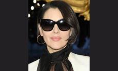 Caschetto e charme, il nuovo look di Monica Bellucci 