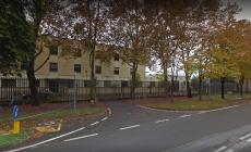 Prima picchia una ragazza poi minaccia e offende i carabinieri: arrestato