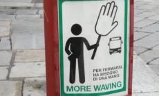 Novità alle fermate: gli avvisi italo-inglesi che spiegano le 'buone maniere' sul bus
