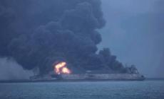 Petroliera iraniana affondata,  chiazza di un km quadrato e fiamme