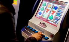 Rapina una vecchietta in chiesa e si gioca i soldi alle slot