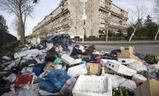 Caos (infinito) rifiuti a Roma, scende in campo il governo. Il Campidoglio chiede aiuto all'Abruzzo 