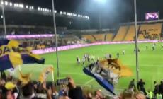 La squadra sotto la curva a fine partita - Video