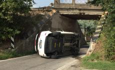 L'auto si cappotta in  via Bottego ma non ci sono feriti