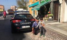 Bimbo che vaga in via D'Azeglio in cerca dei genitori: lo aiutano i carabinieri
