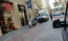 Camioncino parcheggiato (molto) male in via Garibaldi nell'ora di punta: traffico in tilt