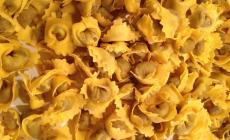 Tortellini senza carne di maiale a Bologna per la festa patronale: è polemica