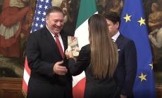 Una 'Iena' irrompe all'arrivo di Pompeo a Palazzo Chigi e gli consegna del Parmigiano