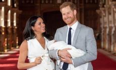 Meghan  fa causa al Mail e  Harry attacca: 'Mia moglie è un bersaglio come lo era mia madre' 